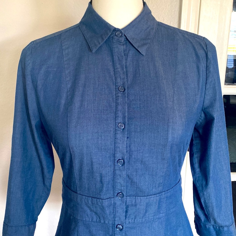New York & Co. Blue Fitted Stretch Chambray Shirt 3/4 Length Sleeve (Size XS) - Picture 4 of 9